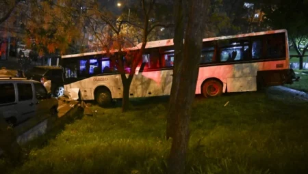 Ankara’da freni boşalan servis otobüsü çok sayıda araca çarparak büyük hasara yol açtı